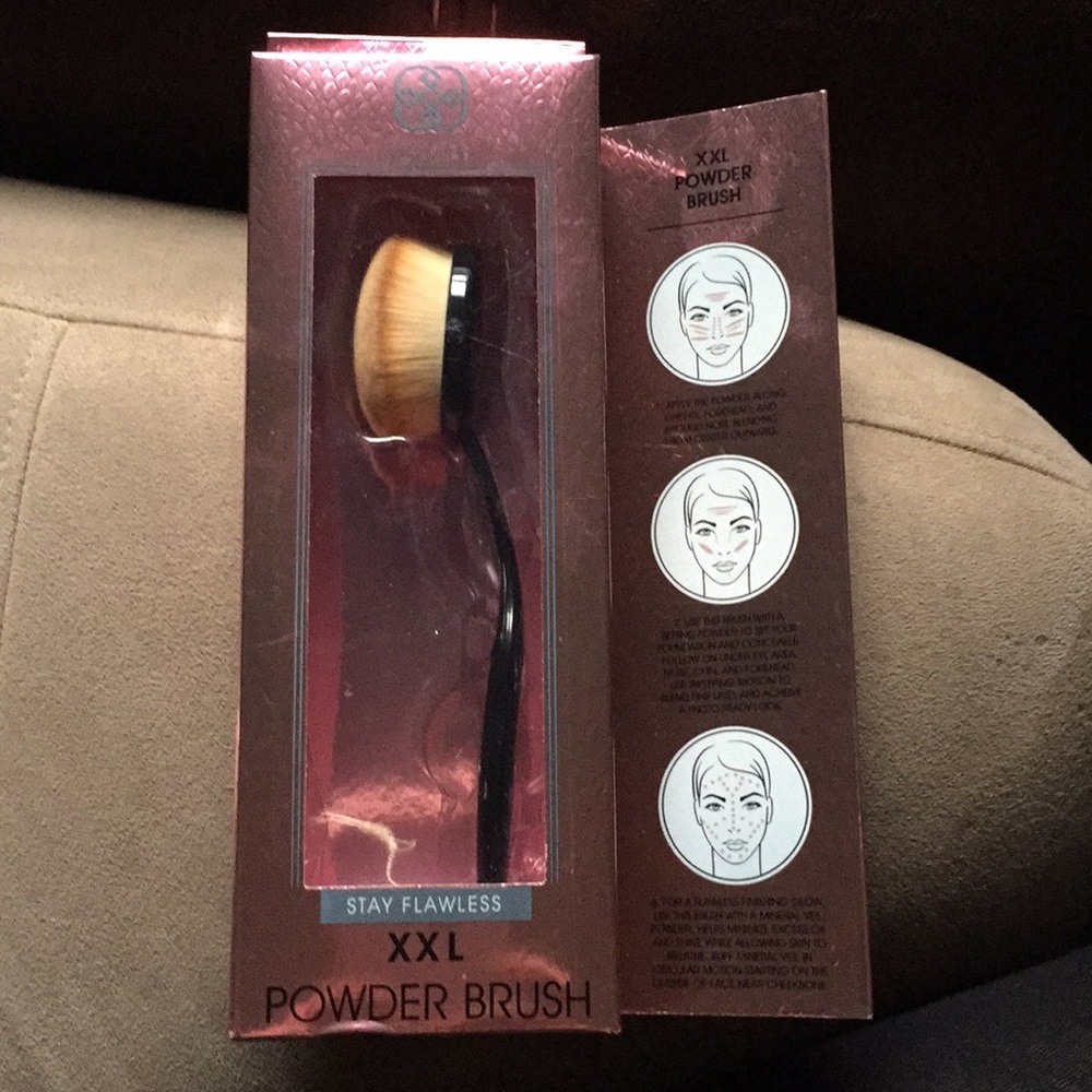 Daisy Fuentes celeb style flawless makeup brush